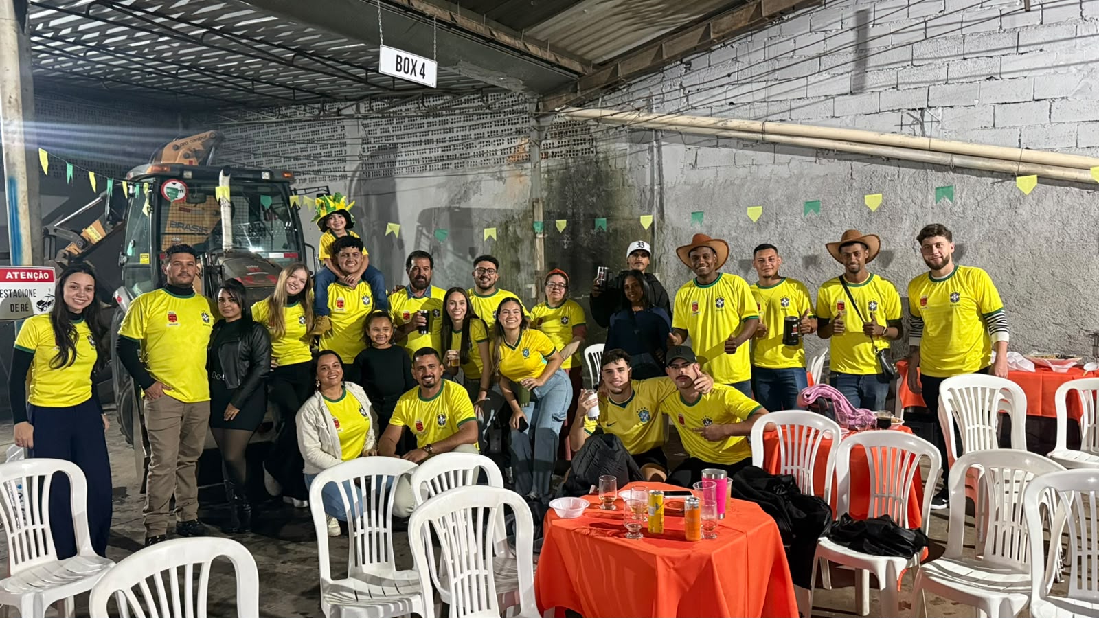 Equipe Real Locação reunida em confraternização