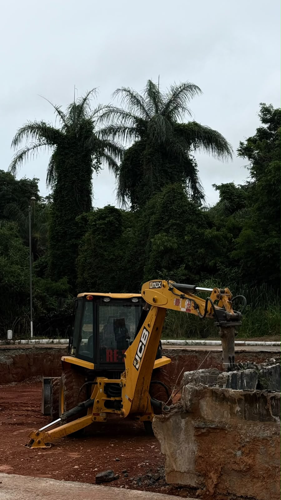 Retroescavadeira JCB em operação