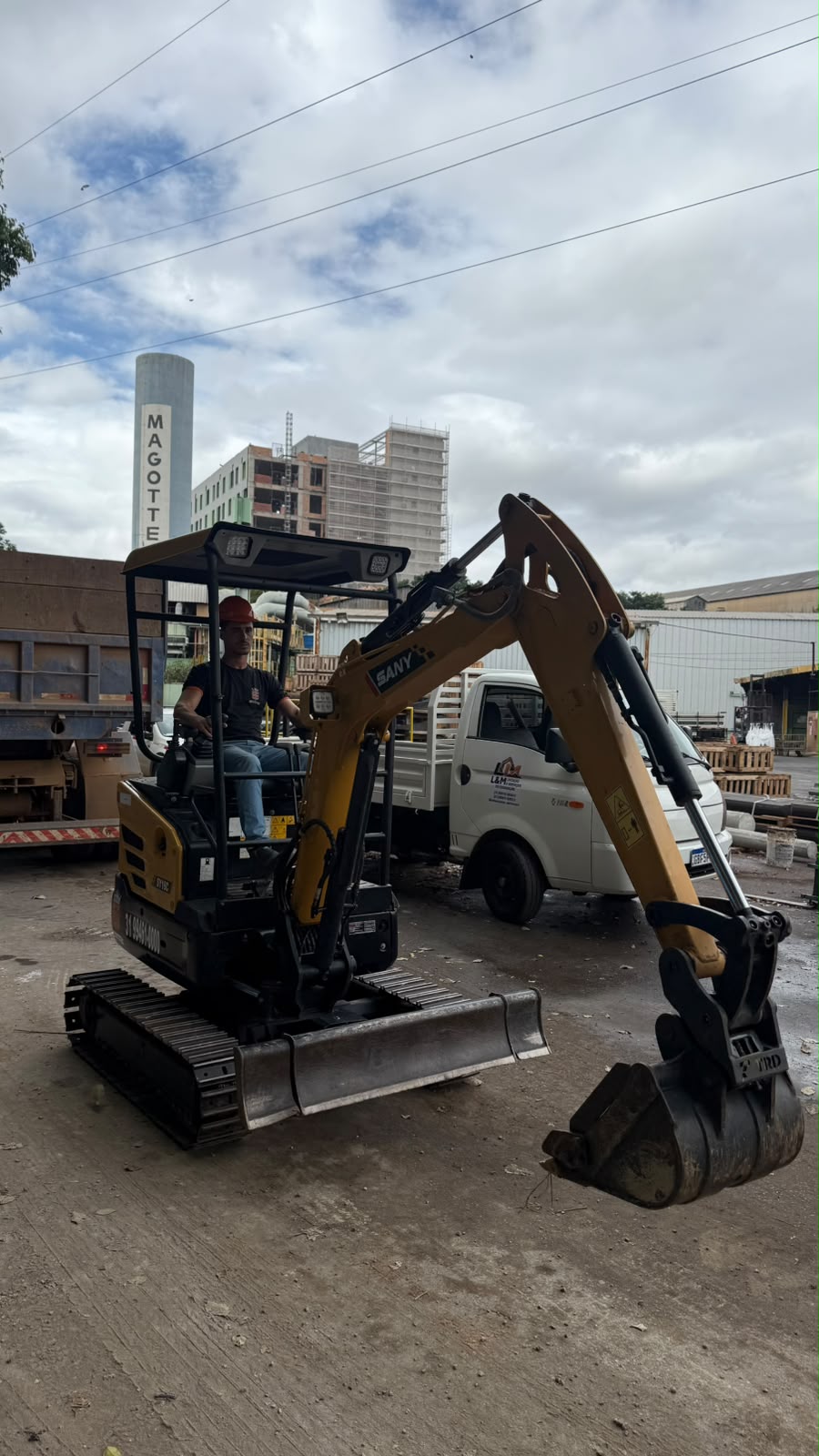 Mini-escavadeira SANY SY16C em obra urbana