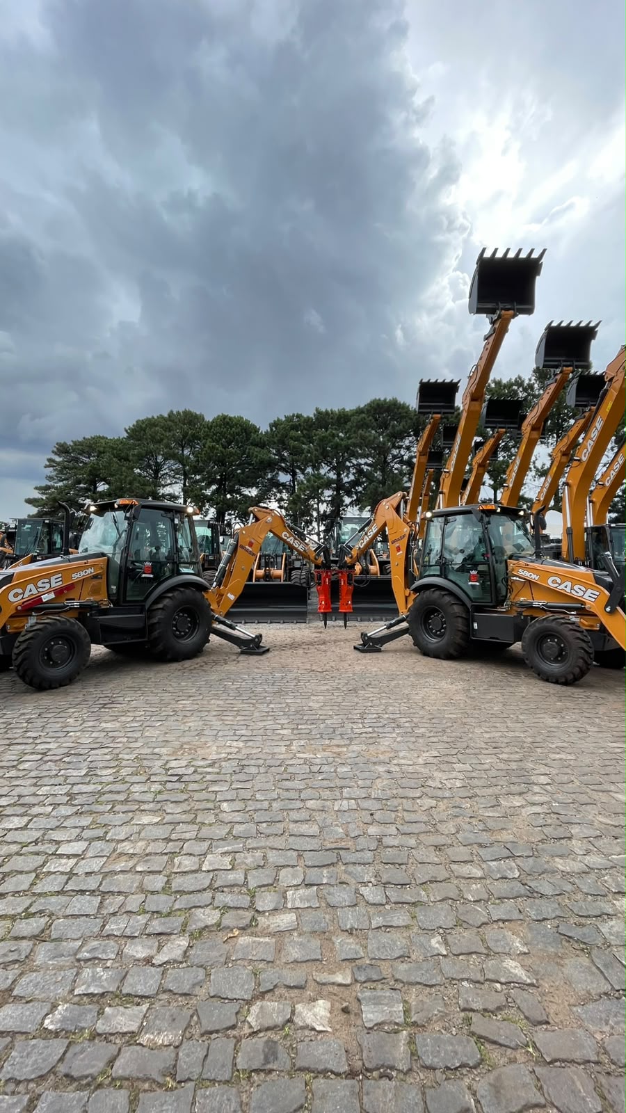Escavadeira em operação em canteiro de obras