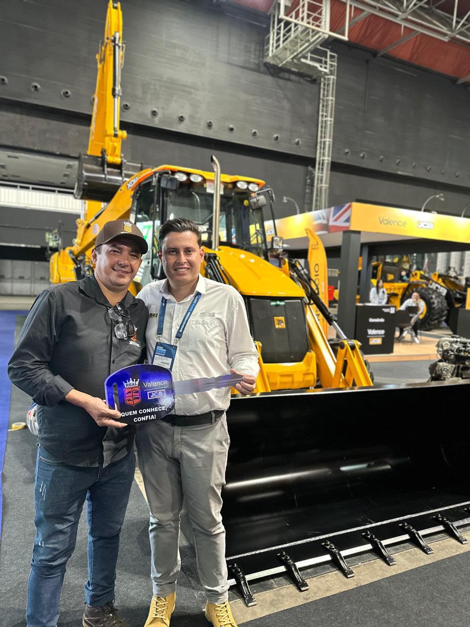 Diretoria da Real Locação em feira do setor com equipamentos Valence e JCB